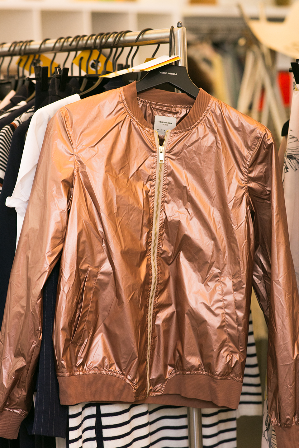 rose-gold-bomberjacke-glaenzend